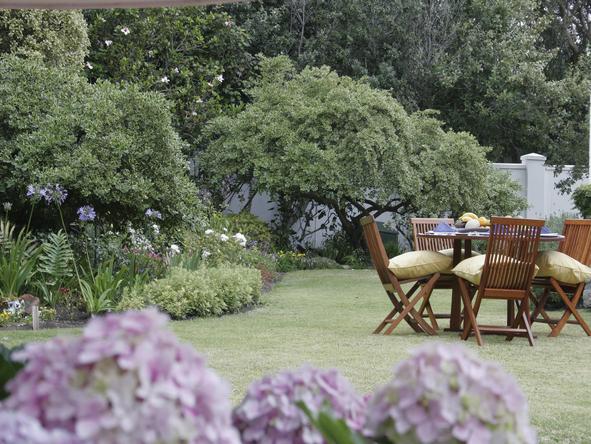 Abalone Guest Lodge - Garden